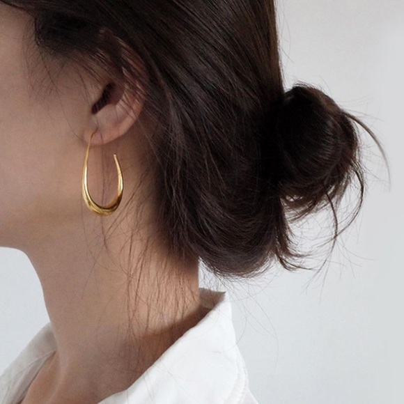 RESTOCKED!! ✨ NWT Gold minimalist hoop earrings ✨ - Picture 3 of 4